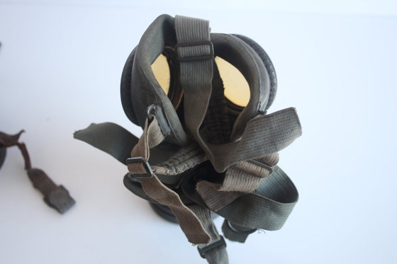 Image 1 of Origineel gasmasker uit de Tweede Wereldoorlog met naamplaatje en soldatenrang, circa 1940