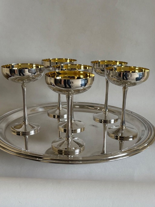 6 verres vintage en métal argenté et un plateau