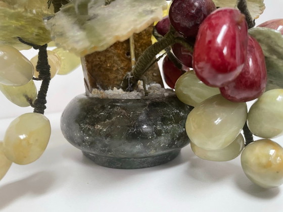 Image 1 of Wijnrank met bladeren en druiven in steen en bewerkte jade, China, midden 20e eeuw