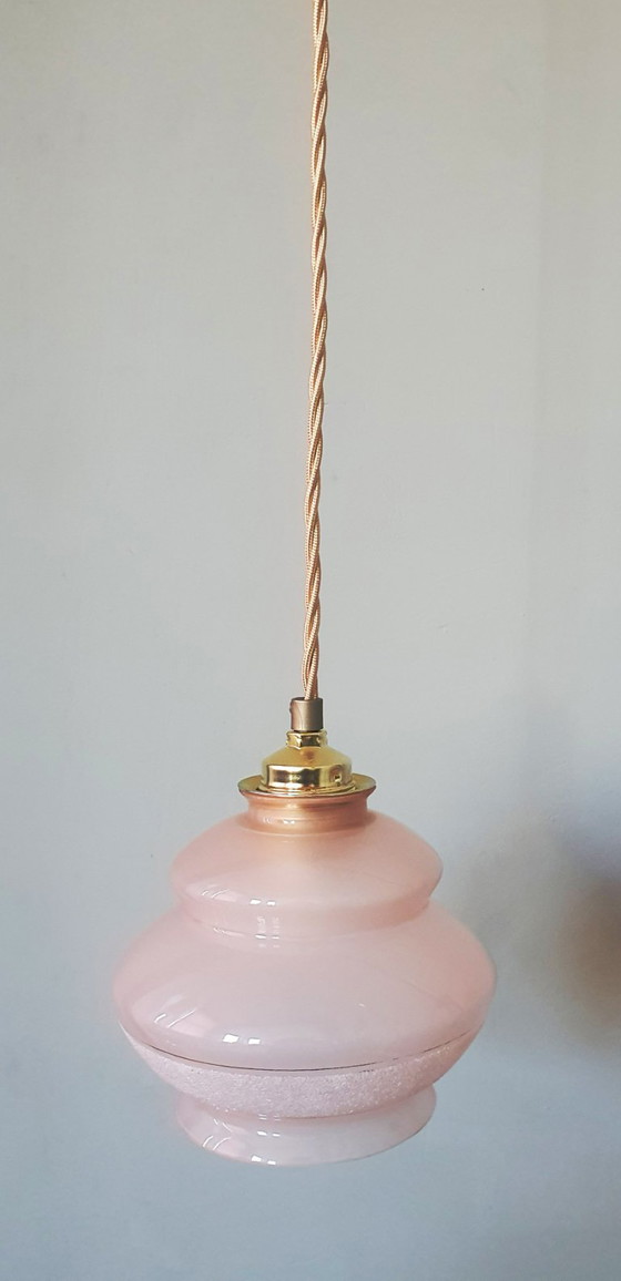 Image 1 of Lampada a sospensione vintage rosa - vetro opalino con bordo decorativo satinato
