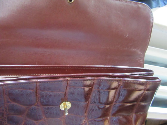 Image 1 of Bolso clásico retro de piel charol marrón oscuro con relieve de cocodrilo, forrado en ante.