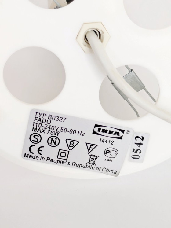 Image 1 of Vintage tafellamp uit de jaren 90 in millefiori-stijl met glazen bol, Italiaanse kunstglazen bol met witte voet.