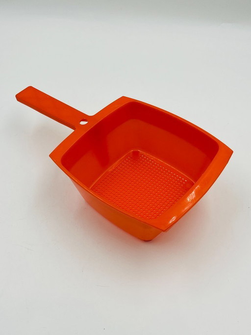 Escurridor de platos vintage de plástico naranja de los años 70.
