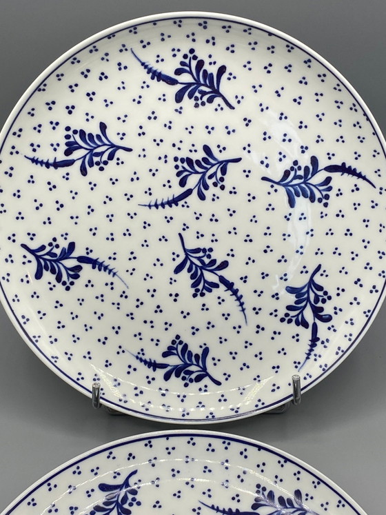 2 piatti piani in porcellana, decorati con motivi botanici e a pois blu, XX secolo. – Oggetti decorativi (photo 2 of 4)