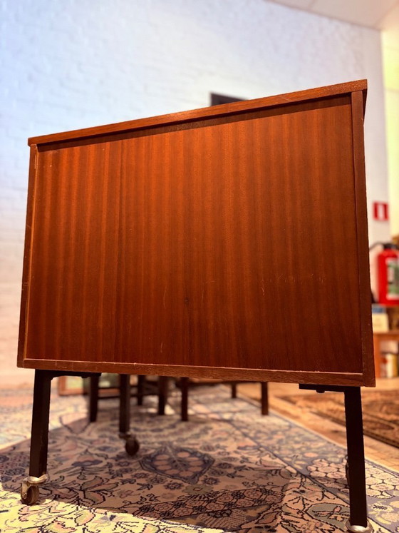 Image 1 of Meuble bar vintage en teck / Meuble à roulettes à charnières rabattables – Style moderne du milieu du siècle – Années 1960