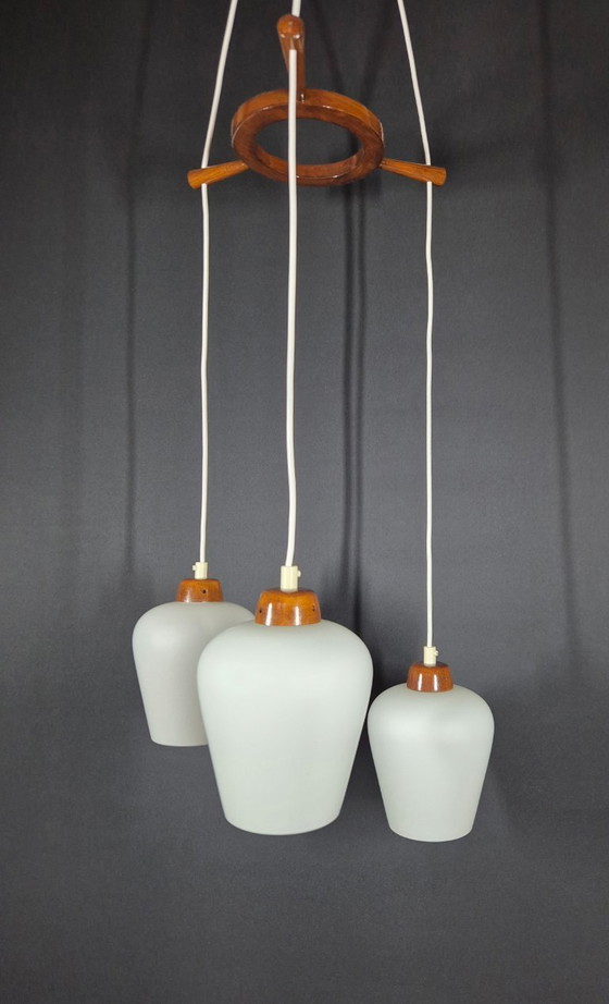 Image 1 of Lampada a sospensione vintage - Teak e vetro opalino - Anni '70