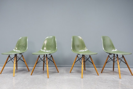 Image 1 of Eames DSW Forest groene glasvezelstoelen, 4 stuks