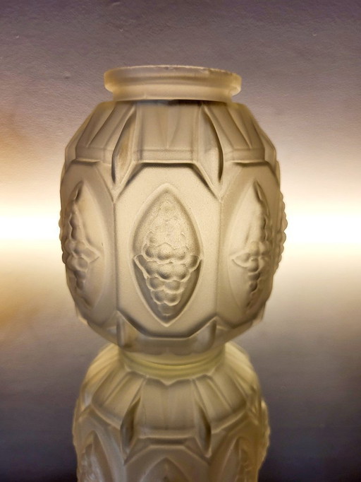 Vase Art déco en verre pressé dépoli avec décoration florale, probablement années 1940, France