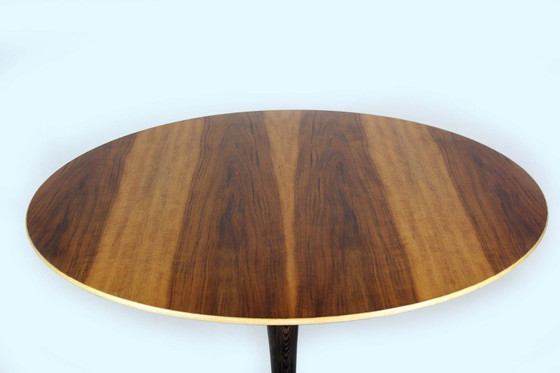 Image 1 of Table de salle à manger ronde tulipe en noyer, style moderne du milieu du siècle, restaurée par Drevotvar, années 1960