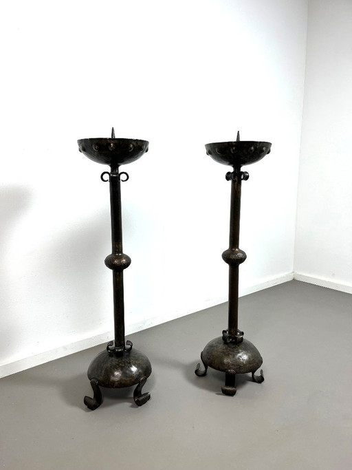 Set van 2 grote brutalistische gietijzeren kerk kandelaars, jaren 70