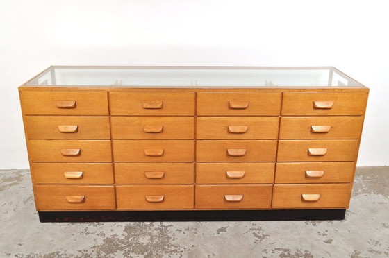 Image 1 of Vintage shop display case / counter in oak, 1930s