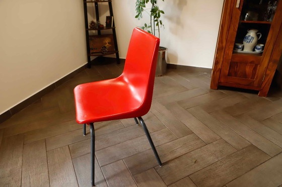 Image 1 of Coppia di sedie in plastica rossa con struttura in metallo