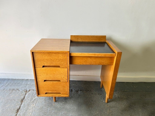 Zeldzame compacte kaptafel of bureau met klapspiegel uit het midden van de 20e eeuw, ontworpen door John & Sylvia Reid voor Stag