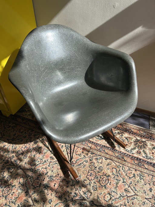 Originele Eames / Herman Miller ‘Elephant Grey’ Fiberglass Kuipstoel Op Rocker Base. Schommelstoel (RAR) – schommelstoelen