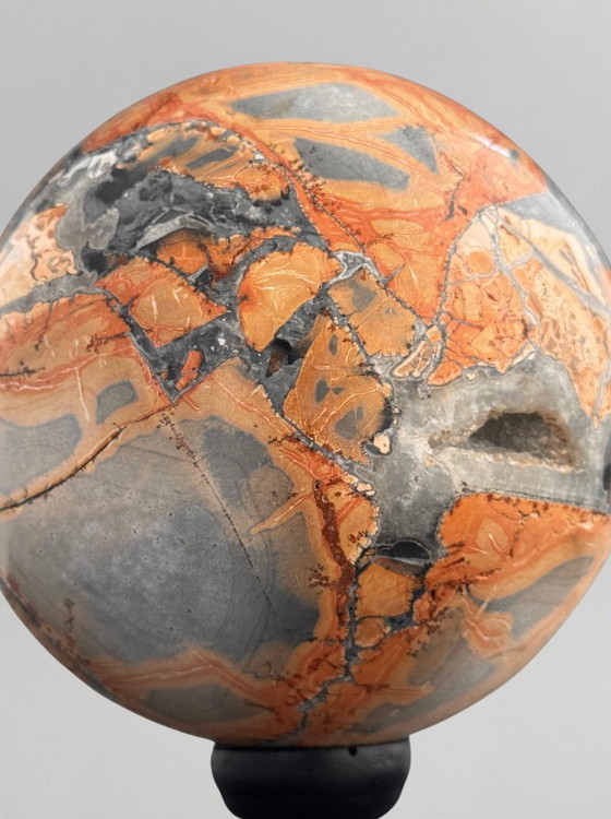 Image 1 of Atemberaubende rote Maligano-Jaspiskugeln auf Sockeln – Dekoratives Mineralien-Duo