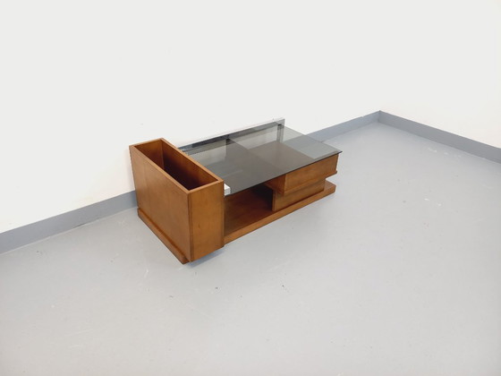 Image 1 of Vintage modernistische rechthoekige salontafel met houten nissen, chroom en rookglas uit de jaren 70.