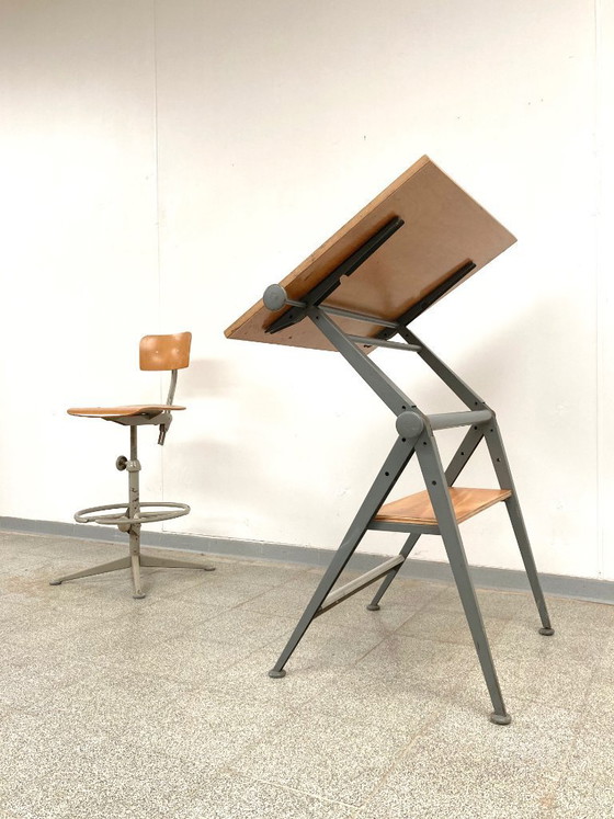 Image 1 of Mesa de dibujo «Reply» de Friso Kramer/Wim Rietveld con silla de arquitecto.