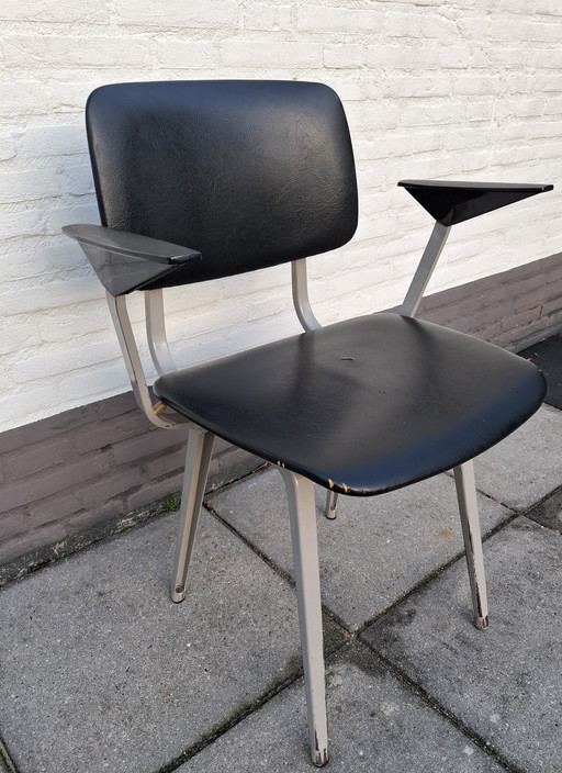 Friso Kramer. Revolt chair. Ahrend de Cirkel