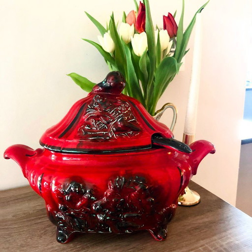Sopera grande de cerámica roja vintage con tapa y cucharón, estilo barroco, 38 cm.