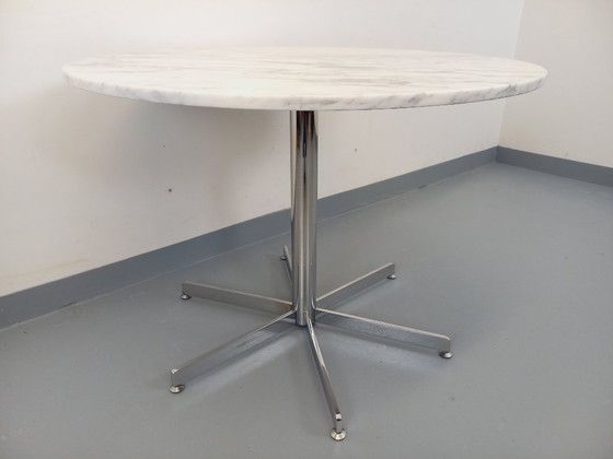 Image 1 of Vintage round dining table in white marble and chrome metal from the 1970s