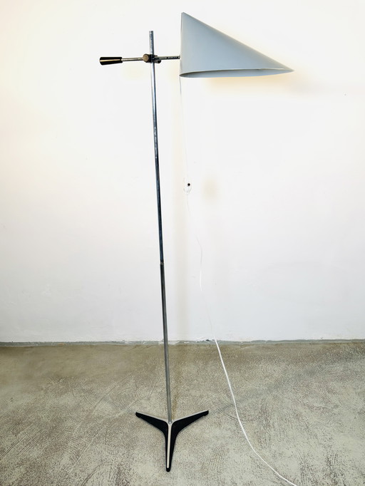 D-2003 FLOOR LAMP BY JAN JASPERS FOR RAAK AMSTERDAM, THE NETHERLANDS, 1950s