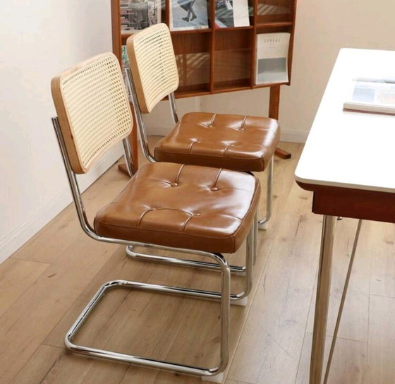 Set van 2 nieuwe Webing Eetkamerstoelen, Kunstleer, Rotanhout, Metalen poten – Rattan (photo 8 of 11)