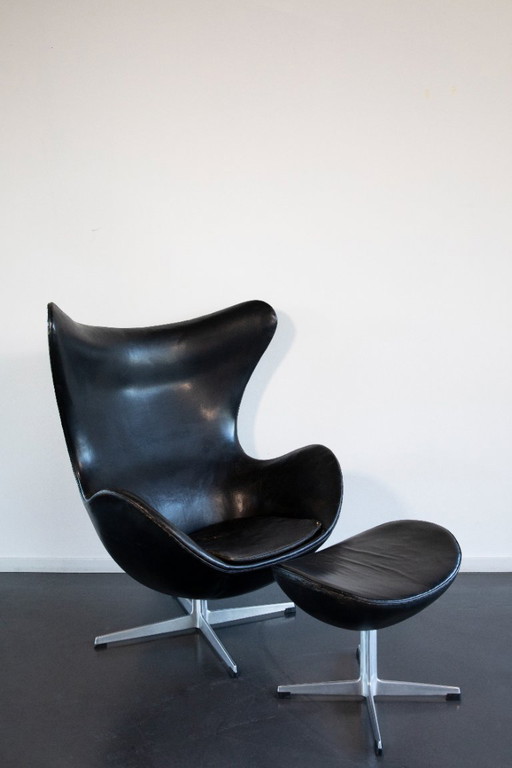 Arne Jacobsen – Poltrona Egg con pouf – modello 3316 – Fritz Hansen