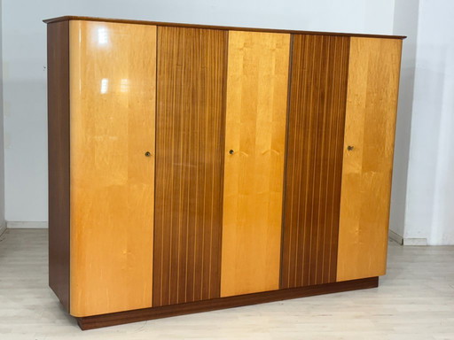 Bellissimo armadio / guardaroba / ripostiglio / credenza di metà secolo