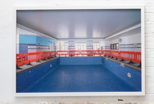 Piscine vide — photographie encadrée en couleur 100x150cm