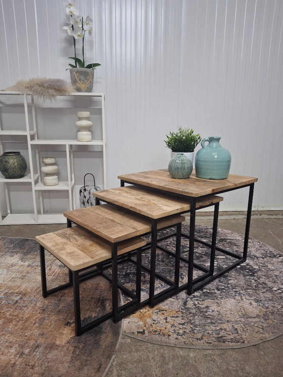 Image 1 of Ensemble de 4 tables basses en bois de manguier et métal, neuves