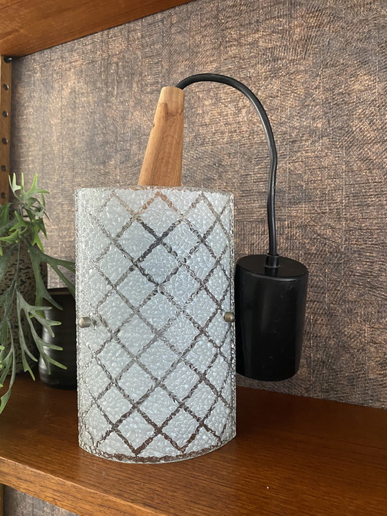 Image 1 of Lampe suspendue design scandinave des années 1960 en teck et verre gaufré