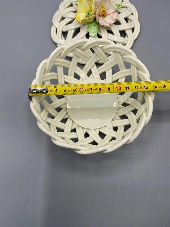 Bonbonnière in ceramica spagnola, corpo traforato intrecciato, bouquet floreale in rilievo, Spagna – Stoviglie (photo 4 of 5)