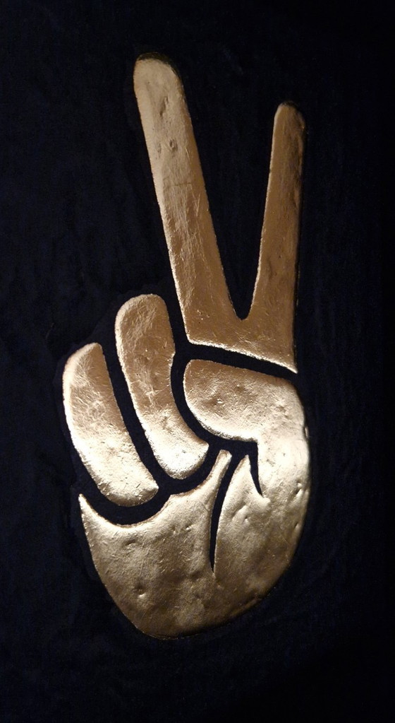 Image 1 of Goldene Peace-Handgeste, 23 Karat vergoldet, in einem Rahmen in limitierter Auflage