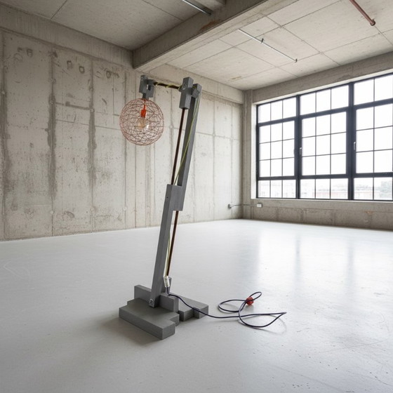 Op maat gemaakte grijze houten vloerlamp met koperkleurige kop – Vloerlampen, Metal, Rubber (photo 10 of 20)