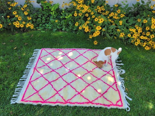Handgemaakt Beni Ouarain-tapijt: Roze Marokkaans Berber wollen tapijt (126x100cm)