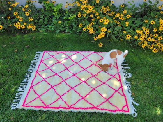 Image 1 of Handgemaakt Beni Ouarain-tapijt: Roze Marokkaans Berber wollen tapijt (126x100cm)