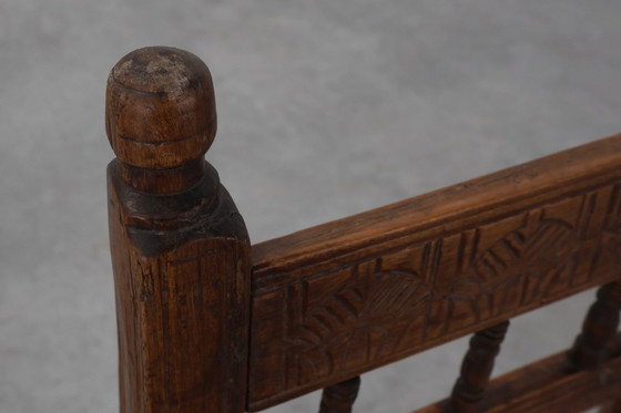 Image 1 of Sedia laterale spagnola in rovere intagliata a mano del XIX secolo con seduta in velluto