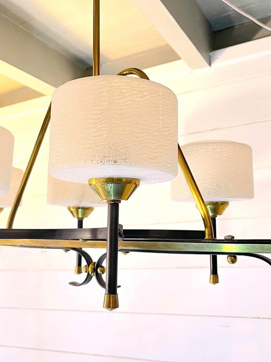 Image 1 of Maison Arlus, Lámpara de araña de mediados de siglo, latón y cristal opalino, Francia 1950