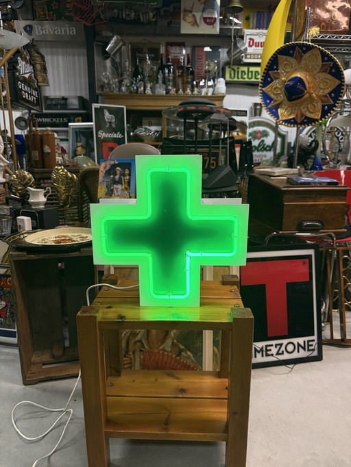 Neon lichtbak groen kruis vintage apotheek