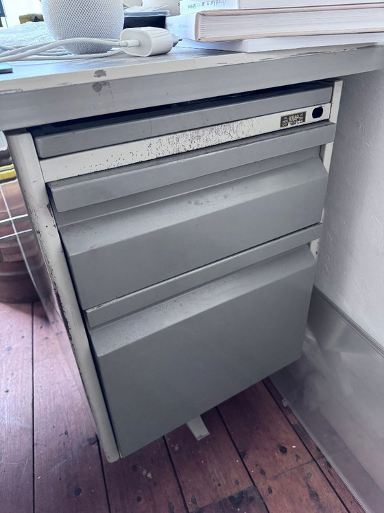 Image 1 of Bureau vintage en métal « Gispen »