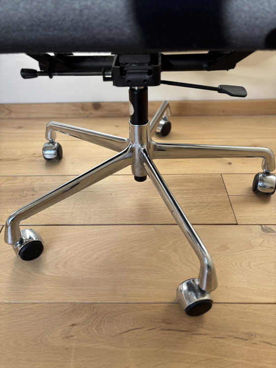 Image 1 of Silla Eames Aluminium Group EA119