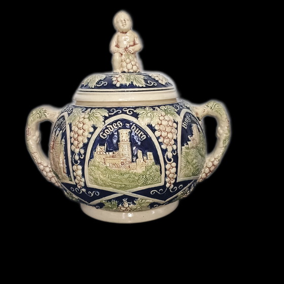 Image 1 of Antica ciotola con mestolo. Motivi di castelli in rilievo.