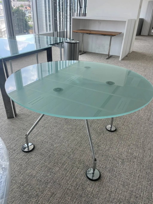 Table « Nomos » de Norman Foster (1935) pour Tecno (1986) - 120 cm, verre opaque
