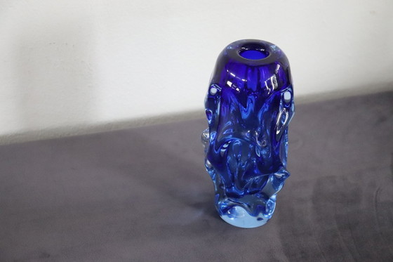 Image 1 of Artistieke glazen blauwe vaas