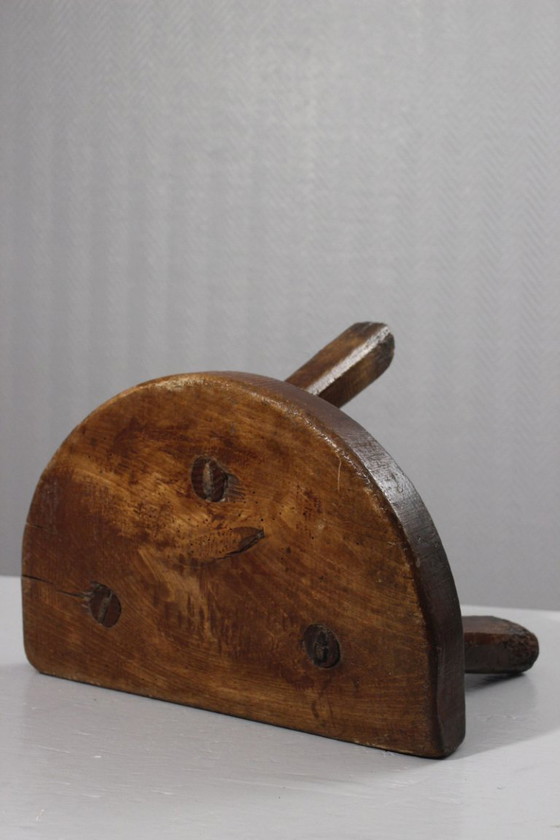 Image 1 of Sgabello da mungitura in legno massello, arte popolare francese, XX secolo