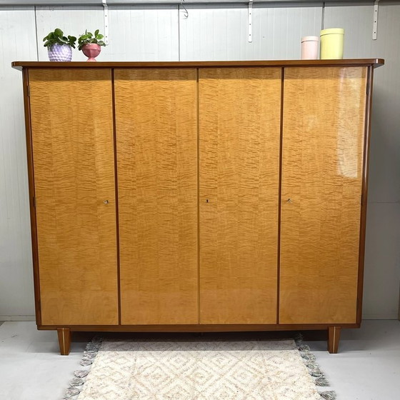 Image 1 of Armadio vintage lucido a 4 ante di metà secolo