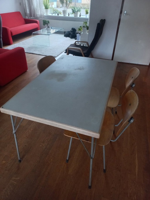 Van gispen/rietveld eettafel en 3 stoelen