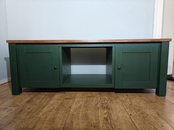 Image 1 of Mueble de TV de estilo rústico en color verde oscuro con tapa de madera maciza.