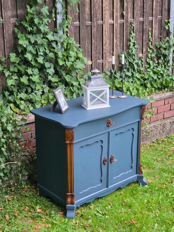 Vintage ladekast nr. 2, massief hout, uniek stuk | Inktblauw en mosterdgeel met gesneden ornamenten | (photo 5 of 9)