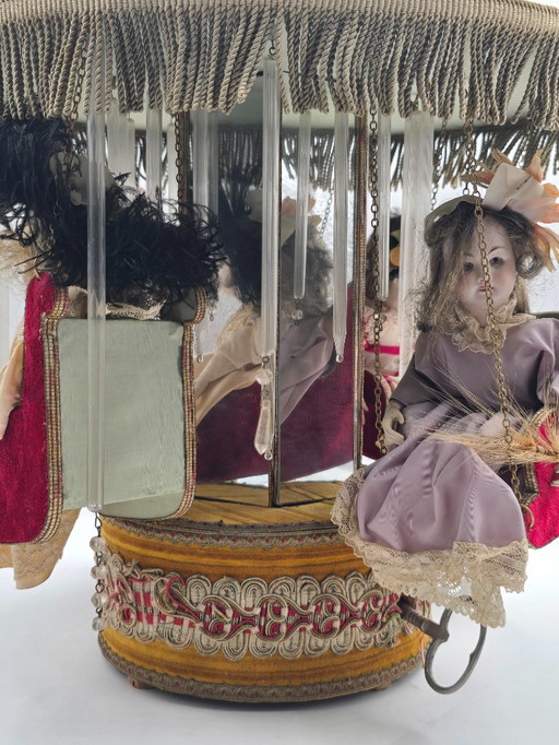 Antieke Poppen Carousel, Draaiend Met Muziek